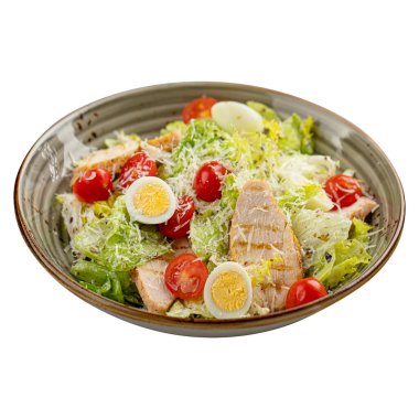 İzole edilmiş sezar salatası ve tavuk.