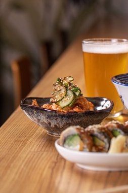 Japon yemek tabakları, suşi ve bira.