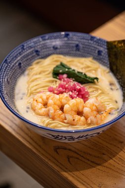 Japon eriştesi çorbası ve karides.