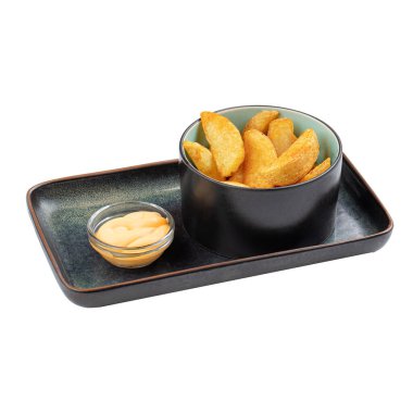 Peynir soslu patates dilimleri.