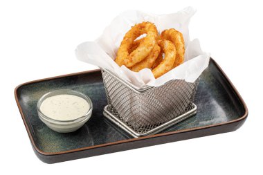 Sos ile izole edilmiş soğan halkaları.