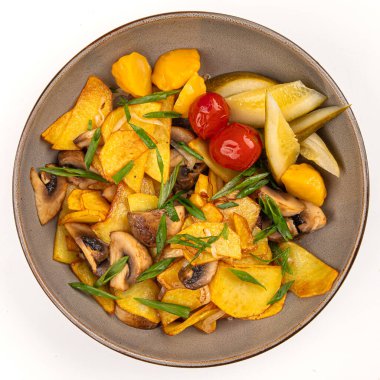 İzole edilmiş mantarlı Rus kızarmış patatesi.