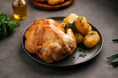 İştah açıcı fırında tavuk ve patates.