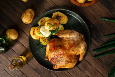 İştah açıcı fırında tavuk ve patates.