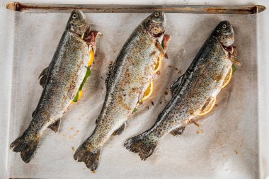 Pişirmeye hazırlanan içi doldurulmuş balığın en üst görüntüsü