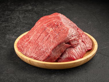 Gri arka planda taze çiğ et fileto tabağı