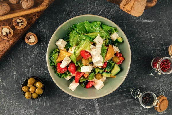 Gri arka planda taze Yunan salatası.