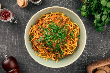 İştah açıcı spagetti bolonezli otlar.