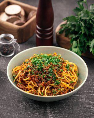 İştah açıcı spagetti bolonezli otlar.