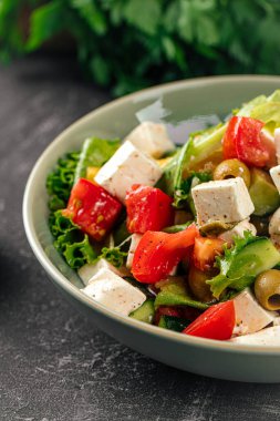 Gri arka planda taze Yunan salatası.