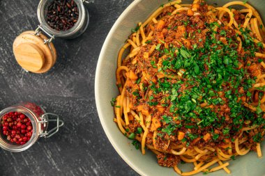 İştah açıcı spagetti bolonezli otlar.