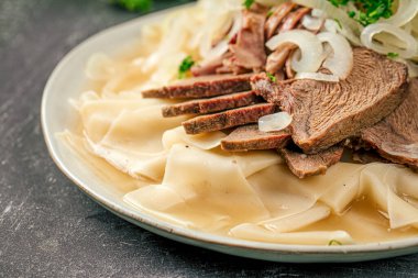 Kazak ulusal yemek beshbarmak et ve hamur ile