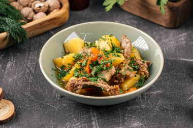 Etli haşlanmış patates porsiyonu.