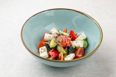 Taze sebze salatası porsiyonunun en üst görüntüsü