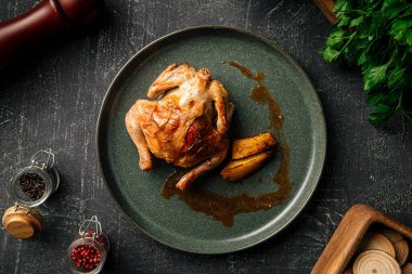 Turşu soslu tavuk ve fırında patates.