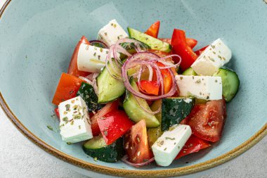 Taze sebze salatası porsiyonuna yakın plan.