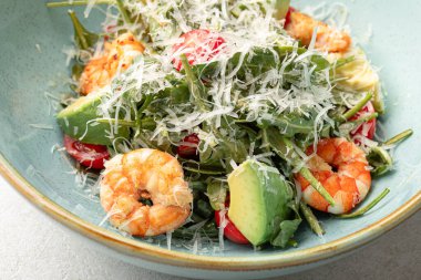 Karidesli gurme sezar salatası.