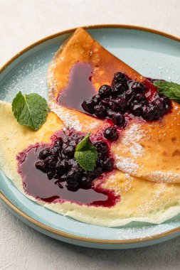 Reçelli ve böğürtlenli krep.