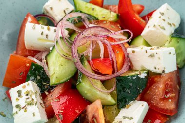 Taze sebze salatası porsiyonuna yakın plan.