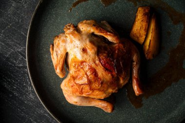 Turşu soslu tavuk ve fırında patates.