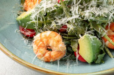 Karidesli gurme sezar salatası.