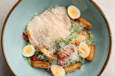 Tavuklu gurme sezar salatası.