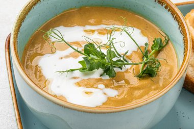 Gurme restoranından bir porsiyon kızarmış ekmek ve bezelye çorbası.