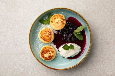 Rus süzme peynirli krep şurubu, böğürtlenli ve kremalı.