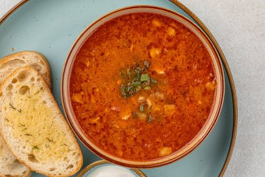 Geleneksel Slav usulü kırmızı ekşi çorba çorbası tost ve kremalı.