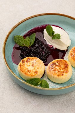 Rus süzme peynirli krep şurubu, böğürtlenli ve kremalı.