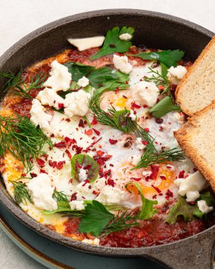 Taze pişmiş Orta Doğu usülü Shakuka tostlu.