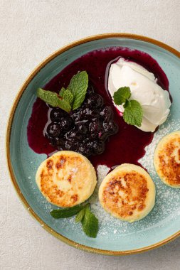 Rus süzme peynirli krep şurubu, böğürtlenli ve kremalı.