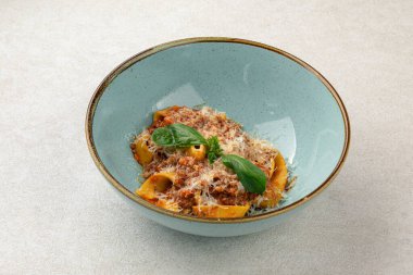 İtalyan usulü iştah açıcı fettucine bolonez.