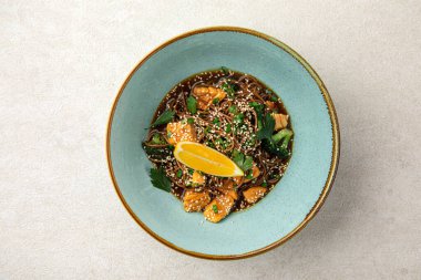 Teriyaki somonlu erişte ve limonlu erişte.