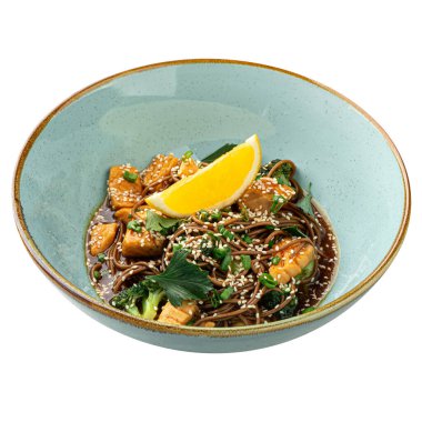 Teriyaki somonlu somon eriştesi, otlu ve limonlu.