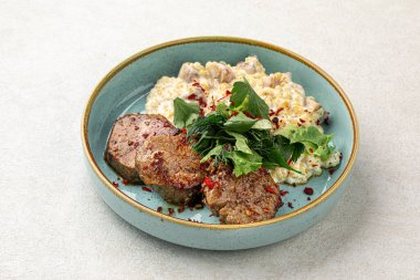 Biftek madalyonu ve mantarlı garnitür.