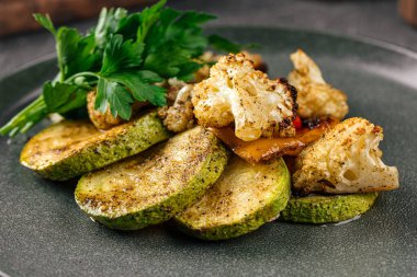 Maydanozlu ızgara sebze.