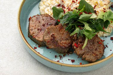 Biftek madalyonu ve mantarlı garnitür.