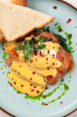 Somon ve tost ile birlikte yumurtalı Benedict.