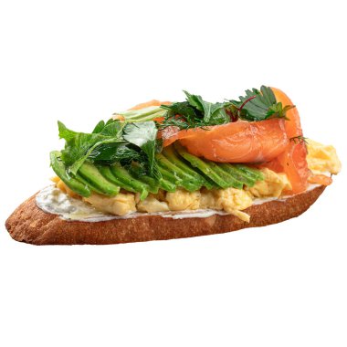 Somon çırpılmış ve avokado soslu kahvaltı tostu.