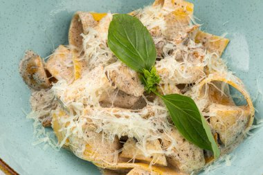 Tavuk ve parmesanlı fettuccine makarna.