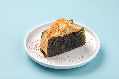 Tabağında baharat olan Japon Onigiri aperatifi.