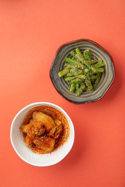 Kızarmış yeşil fasulye ve tavuk kanatlı Japon atıştırmalıkları.