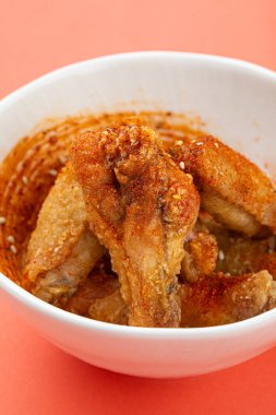 Kızarmış Japon shichimi togarashi tavuk kanadı.