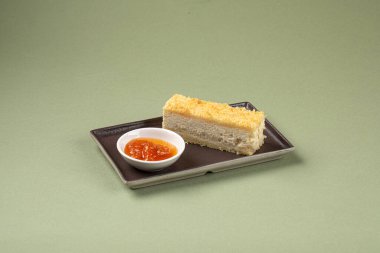 Yeşil arka planda şeftali reçelli süzme peynirli kek.