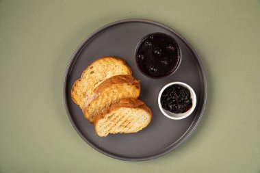 Frenk üzümü reçelli tavuk ciğeri ezmesi ve kızarmış ekmek.