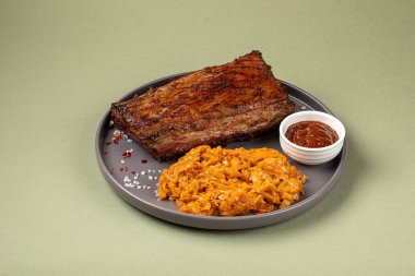 Bir porsiyon Alman patronluk taslayan domuz pirzolası.