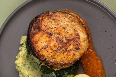 Izgara somon bifteği ve patates püresi.