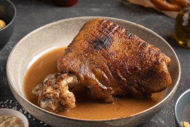 Geleneksel Alman eisbein soslu domuz budu.