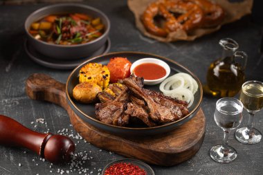 Izgara kuzu filetosu ve sebze ve likör.